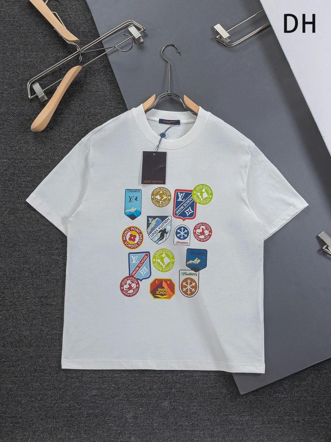 🅿️190 Louis Vuitton 1V LV micro-wide version S-XL LV 26ss New product counters are on the shelves at the same time Multi-process digital direct printing Various travel patches on the chest Micro-stamp printing Round-neck short-sleeved T-shirts, the same style for men and women! Consigned to one-to-one creation. Synchronized with the official website, pure cotton fabrics at the counter! It is close to the skin and comfortable, durable and easy to wear. It has a classic and simple logo design and meticulous original craftsmanship. Short-sleeves, a must-have item for men, do not appear to be the same for the general public, but must be unique and eye-catching. This LV short-sleeve is all about quality, comfort, the same shape and fashion as always, including fabrics and cutting techniques. All of them have been made with great effort! 320 grams of washed pure cotton fabric, pure cotton is breathable, very refreshing and comfortable for daily wear. The rib knitting on the neckline is smooth and tight, and the neckline will not be skewed if you toss it at will. The loose version, you will find that it looks really good on the upper body. The overall is minimalist and neat, super versatile for daily use! Pair it casually with a pair of pants for a youthful look. A T-shirt will make your outfit crazy. It is a fashionable item that can never go wrong! Color: Black White Gray Size: S-XL Size chart: S: Shoulder width 50-Bust 56-Length 70 M: Shoulder width 52-Bust 57-Length 72 L: Shoulder width 54-Bust 59-Length 74 XL: Shoulder width 56-Bust 62-Length 76
